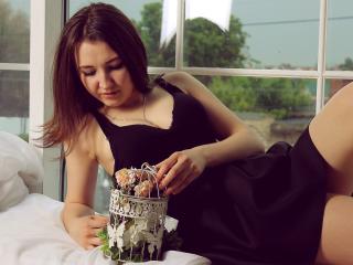 MillaCharming - Show live nude with this shaved private part Young lady 