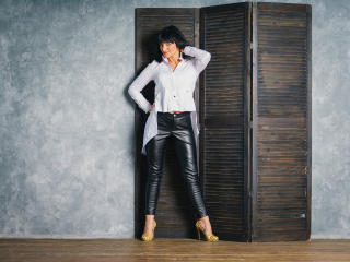 AizaShake - Show hard with a standard build Lady 