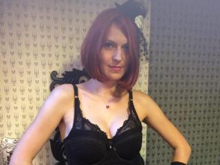 QueenOfFire - Chat cam hard with a Young and sexy lady with average boobs 