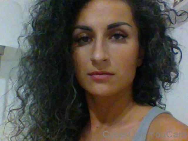 Rayelle - Webcam live porn with a European Hot babe 