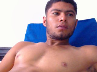 KarlC - Webcam intime avec un Gay latino sur le service Xlovecam.com 