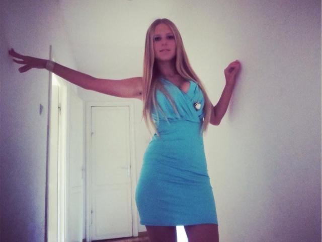 VittaHot69 - Cam intime avec cette Sublime jeune canon sexy épilée sur le service X Love Cam 