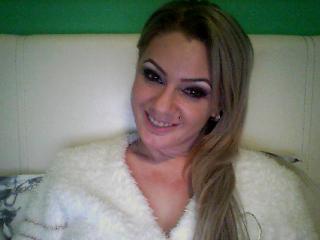 SweetOne - Chat cam sexy avec cette Sensationnelle beauté bien roulée au sexe totalement épilé sur le site X Love Cam 