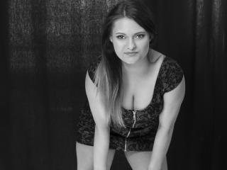 MissAndreaX - Live chat hot with this European Young and sexy lady 