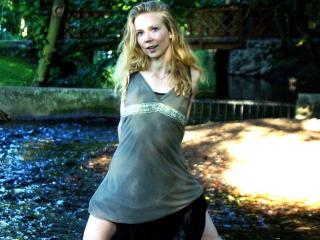 AmiBlond - online show hard with this Young and sexy lady with tiny titties 