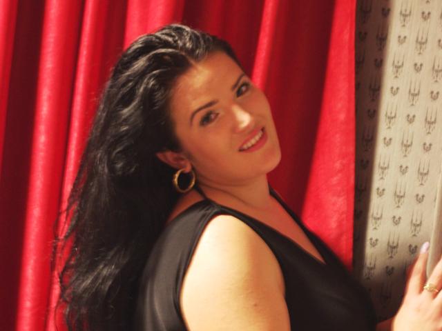 SerendipityAn - Cam excitant avec cette Sublime créature bien roulée à la crinière noire  