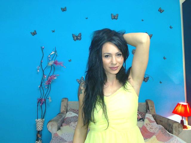 HotLoveGirl - online chat sex with this muscular build Gorgeous lady 