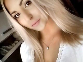 HollyNina - Chat live hot with a well built Girl 