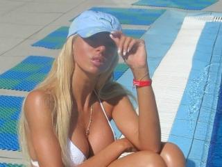 AmazingMiranda - Web cam xXx avec une Splendide jeune camgirl hot avec des cheveux blonds naturels sur le site XloveCam 