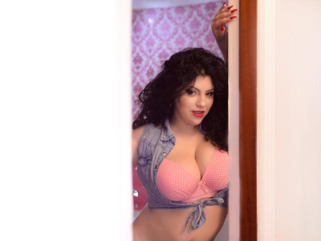 KathyaMore - Web cam porn avec une Sublime jeune camgirl très sexy très bien portante  