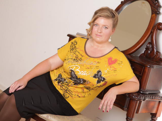 Rasinka - Live chat exciting with this portly MILF 