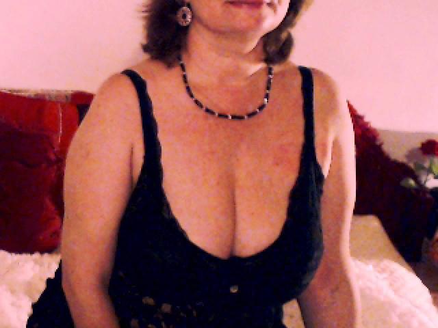PrettyWoman69 - Webcam porn avec cette Femmes avec des cheveux bruns sur Xlovecam 