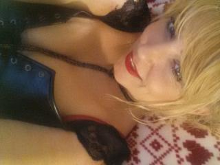 SexMia - Chat live sex with this light-haired Horny lady 