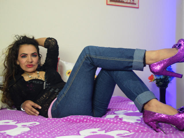 AuroraSexy - Webcam en direct avec une Jeune coquine avec des beaux seins sur Xlove 