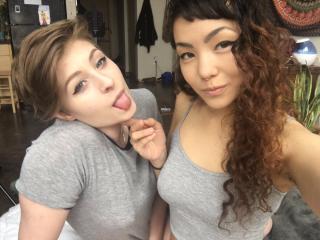 RealCandies - Chat cam sexe avec cette Lesbienne brune foncé  