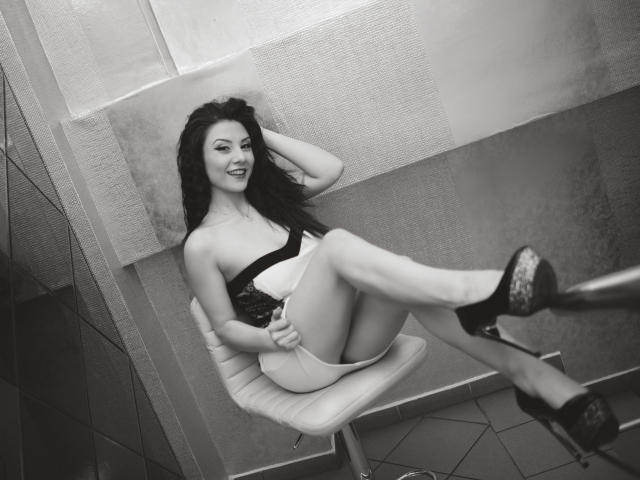 RoseMonique - Chat live x with a shaved vagina Young and sexy lady 