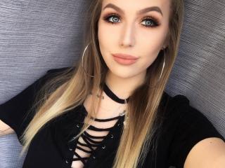 EmillySexy - Live chat sexy avec cette Sublime bombe hot maigrichonne  