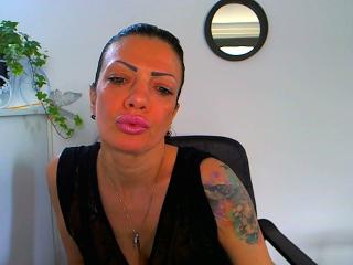 Nefertiti69 - Webcam live en direct avec cette Femmes brune foncé sur le service X Love Cam 