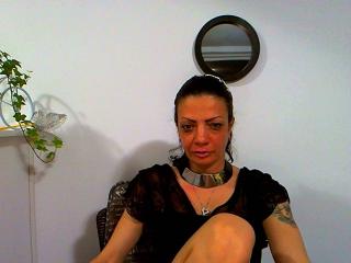 Nefertiti69 - Show live hard avec une Femmes à la chevelure noire sur le site Xlovecam.com 