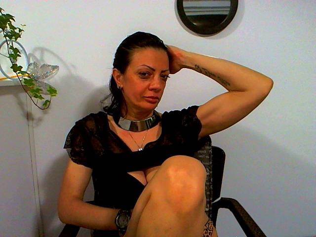 Nefertiti69 - Web cam hot avec une Femmes avec des gros seins  