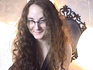 OhMyMoxie - Live chat en direct avec une éclatante maîtresse sexy à la crinière châtain sur le site Xlovecam 