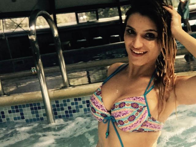 KymCarrmela - Live porn avec cette étonnante jeune fille très sexy avec une touffe poilue  