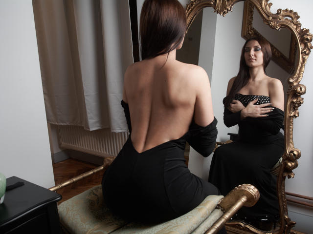 Rosanne - Live cam hot with this black hair 18+ teen woman 