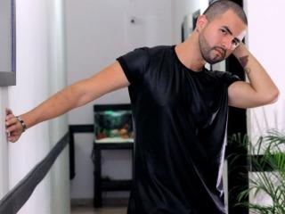MarcoSantini - Chat cam porn avec un Homo aux cheveux bruns sur la plateforme Xlovecam.com 