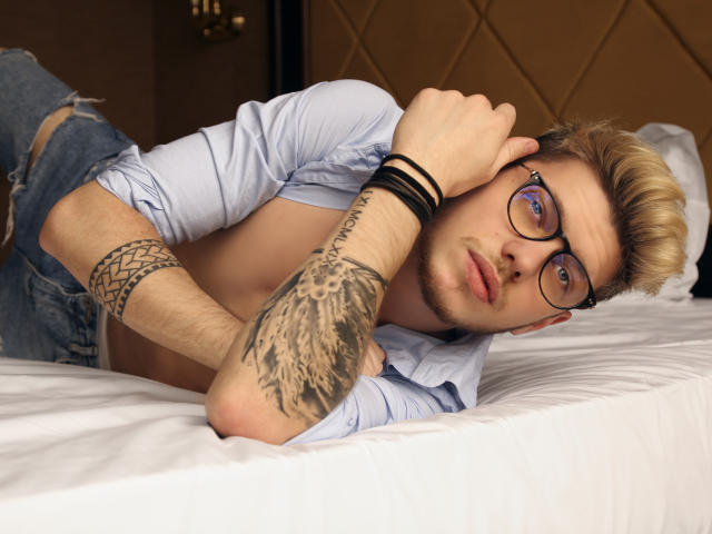 JustinShiver - Webcam live hard with this shaved intimate parts Men sexually attracted to the same sex 