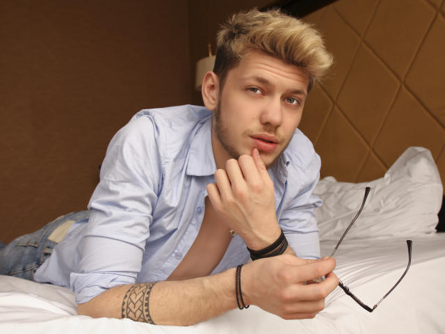 JustinShiver - Show hard with this Homosexuals with muscular build 