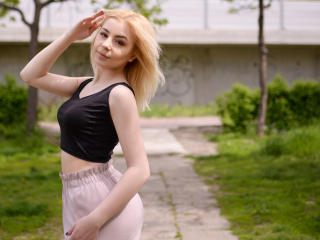 Kyliee - Live cam x with this gold hair Girl 