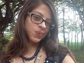 HealthyGirl - Chat porn avec une Chaude jeune nana bien roulée à la poitrine parfaitement proportionnée sur le service X Love Cam 