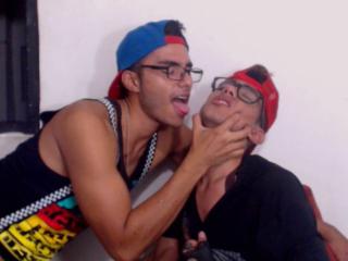 EnjoyTheBoys - Live cam hot avec un Couple Homo d'amérique du sud sur le service Xlove 