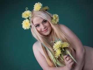 KittyJessica - Web cam hot with this blond Sexy young lady 