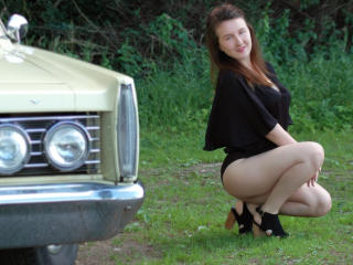 AmyJollie - Webcam porn avec cette étonnante jeune beauté en chaleur brune sur le site XloveCam 