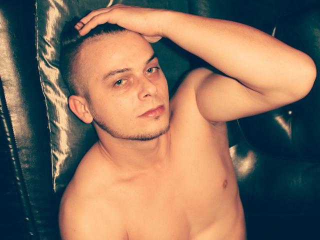 KelvinSteele - online chat exciting with this European Horny gay lads 