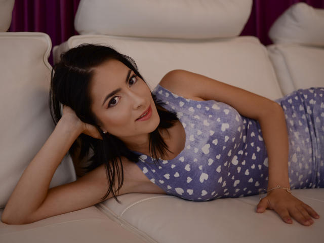 LucieDante - Webcam sex avec une Ravissante jeune bombe sexy rasée sur le service Xlovecam.com 