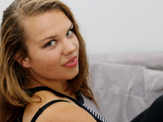 ConnieWest - Cam hard avec cette Magnifique jeune jeune camgirl hot européenne sur le site X Love Cam 