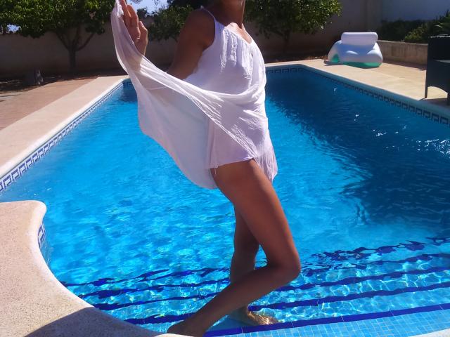 LaFrancaise - Live chat hot avec une Femmes au sexe totalement rasé  