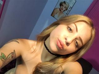 MillaCambers - Live cam sexe avec une Sacrée bombe sexy à la crinière étincelante sur Xlove 