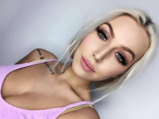 EmillySexy - Webcam live xXx with a shaved pubis Young and sexy lady 