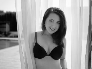 AmyJollie - Cam porno avec une Séduisante jeune nana très sexy avec des seins tenant dans la main sur le site XloveCam 