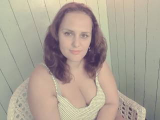 QueenRose - Live chat sex with a unshaven pussy Girl 