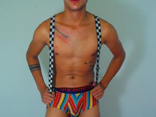 TyronHorny69 - Show xXx avec ce Gay avec le sexe entièrement tondu sur la plateforme X Love Cam 