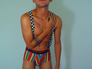 TyronHorny69 - Webcam live sexy avec ce Gay avec des cheveux bruns foncés sur le service Xlovecam 