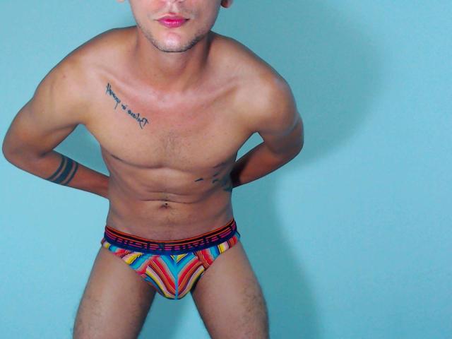 TyronHorny69 - Live cam porno avec ce Homo avec un corps d'hercule  