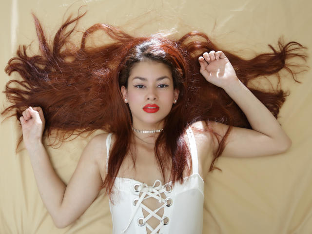MadeleneRay - Live chat sex avec cette Ravissante jeune maîtresse sexy aux cheveux roux  