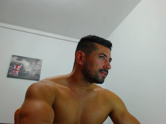 StrongBigCockX - Live chat excitant avec ce Homme caucasien sur Xlovecam.com 