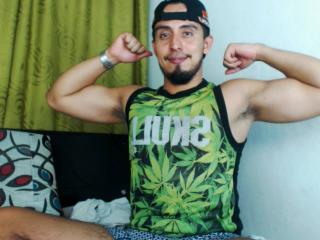 DanielBigDick - Spectacle intime avec ce Gay au sexe taillé sur le service Xlove 