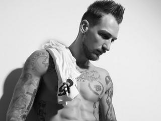 TravisSexy - Chat live x avec ce Gay avec le sexe complètement tondu  